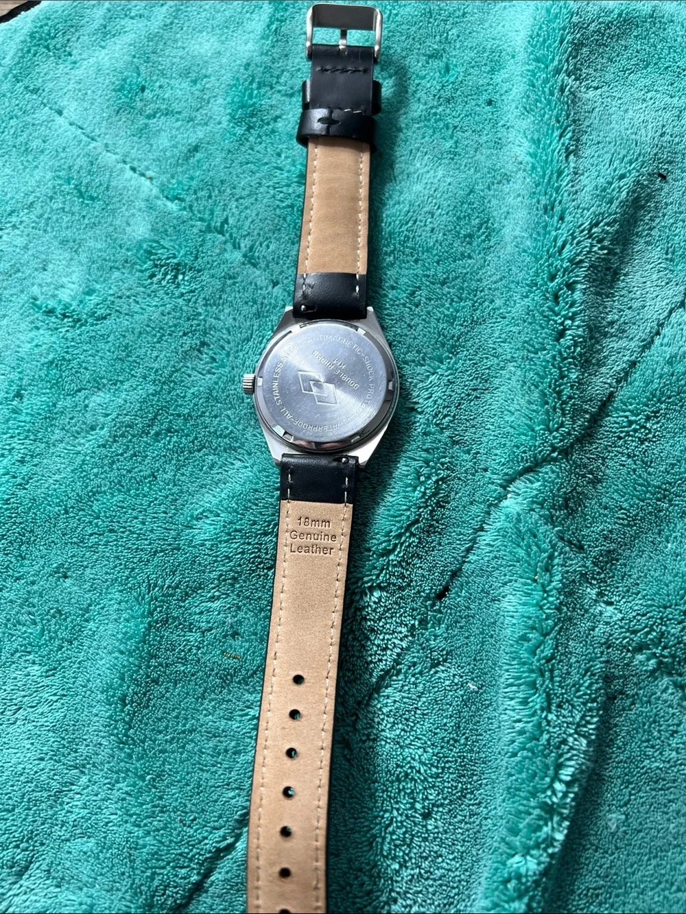 Mens Double Rhomb model featuring a 20-jewel movement